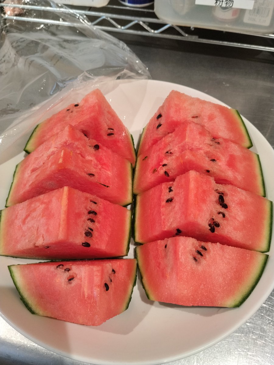 cabokannai's tweet photo. おはようございます☀麻雀カボ関内店です🀄️🐰
関内店には🍉がたくさんあります‼️
食べて今日も元気に営業していきます✨️ https://t.co/5llUel8fPD