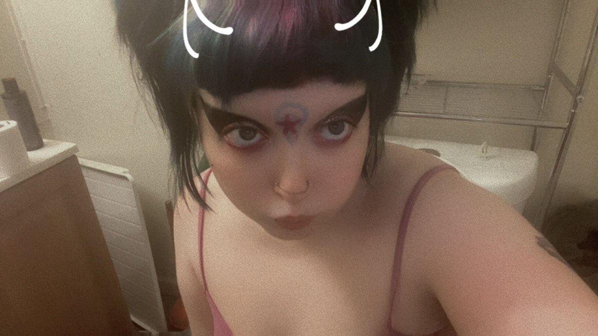 creepyxutie's tweet photo. Hello chat https://t.co/6A6bktXIFc