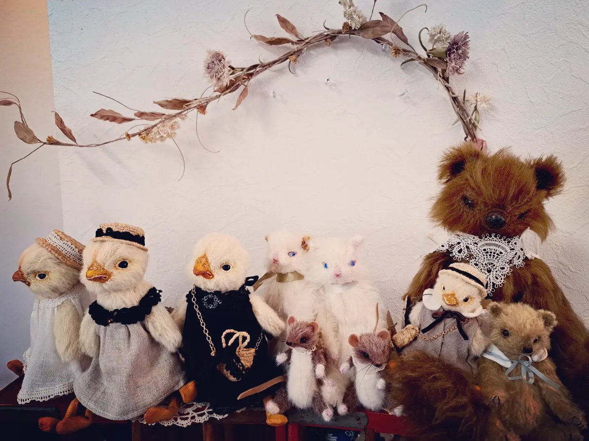 pekoyouko's tweet photo. ２０２６年７月２５日～
テディベアメイフェアさんで
｢Die kusse 大竹陽子｣作品展です。
今回はきせかえひよこちゃんに
帽子とバッグ等を作って装備しました。
帽子はとりあえず糸でとめてありますが糸を切れば着脱自由です。

よろしくお願いします！ https://t.co/G9V6bz2it4