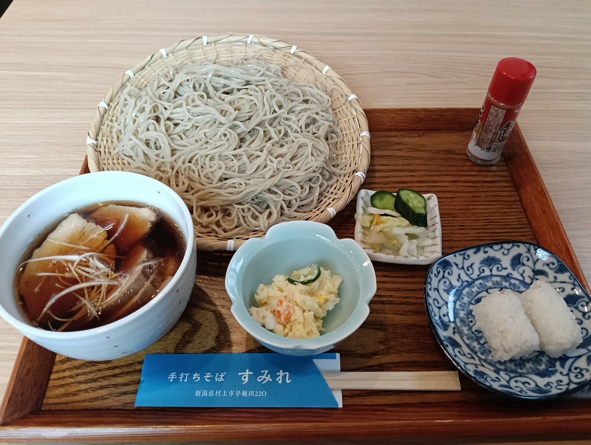 Nidonen0406's tweet photo. 今日は村上市の手打ちそばすみれさんでお蕎麦

お得なランチセットで肉汁つけそば特盛頼んだお

やっぱこういう白いツルツルな蕎麦はつゆにたっぷりつけてすするのが美味しいでござる

食後のブラジルコーヒーも飲んで満足でござる三c⌒っ.ω.)っ ｼｭｰｯ https://t.co/ZE2qosZM9A