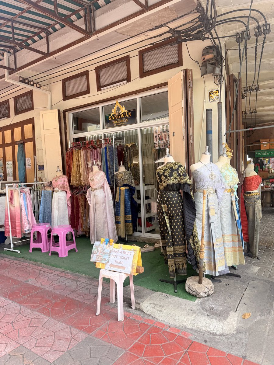 Ahiru__iroro's tweet photo. Spending my Friday exploring the Old Town near Wat Pho. Although it’s incredibly hot, I’m grateful and happy to be here. Wishing everyone a wonderful Friday! ❤️🌿🌞 https://t.co/S5PFD21btl