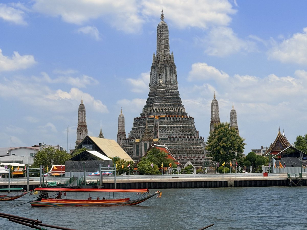 Ahiru__iroro's tweet photo. Spending my Friday exploring the Old Town near Wat Pho. Although it’s incredibly hot, I’m grateful and happy to be here. Wishing everyone a wonderful Friday! ❤️🌿🌞 https://t.co/S5PFD21btl