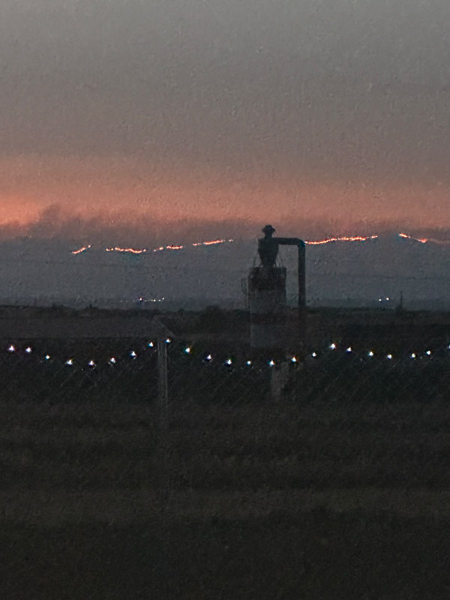 LauraAl99014201's tweet photo. Desde un pueblo de Toledo viendo toda la noche el incendio de almorox villa del prado y san Martín de Valdeiglesias con el corazón en un puño y pensando como deben de estar pasándolo. Ojalá y hoy lo consigan parar.
#fuego #SanMartínDeValdeiglesias https://t.co/Doiwwb4zZR