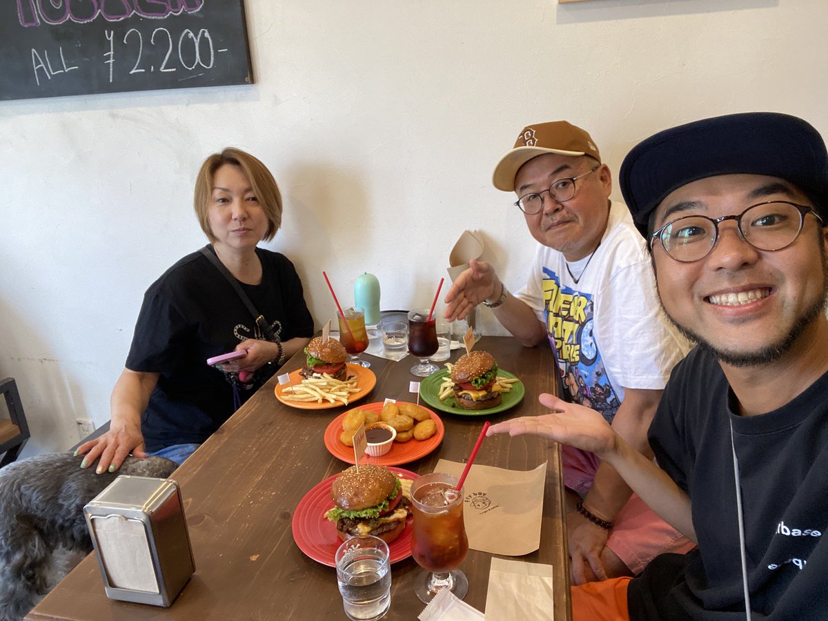 MIYABI20180404's tweet photo. 今月もFlyboy会
チリビーンズハラペニョチーズバーガー最高😋
皆さんも是非食べてみて下さい🙏
#Flyboy
#いつもたいしゃ黒田
#チリビーンズハラペニョチーズバーガー https://t.co/XX0I1g8tzv