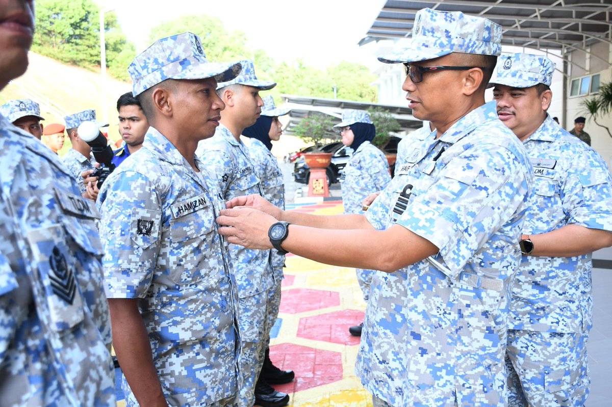 MkPLTLDM's tweet photo. Tahniah dan syabas!
Majlis Pemakaian Pangkat Anggota Lain-lain Pangkat @MkPLTLDM dan UBN telah disempurnakan oleh YBhg Pemangku Komander Pangkalan Lumut bertempat di serambi markas.
#NavyUpdate
#NavyPeople https://t.co/FdwpjwMTlg