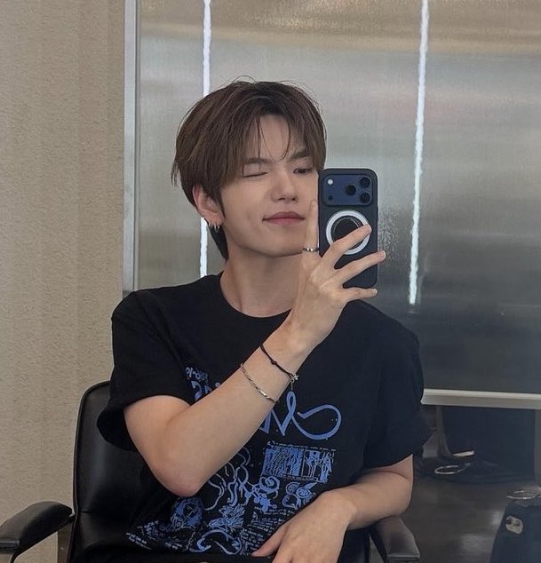 heonimelon's tweet photo. very handsome 🤍 https://t.co/O6tpCcKroq