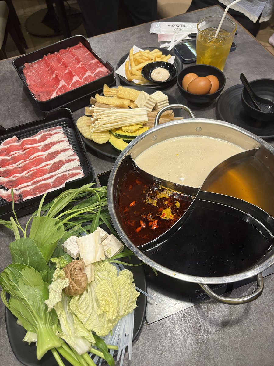 viewwrs's tweet photo. Tajimaya (siam square one) เป็นชาบูที่วิวชอบมากกก ซุปเลือกได้4ช่อง เนื้อคือดีสุดๆ กินราคาต่ำสุด ตอนนี้ลดเหลือ 419฿ ก็คุ้มละะ ซูชิเนื้อวากินสั่งได้ไม่อั้น เส้นมันต้มหม่าล่าคืออร่อย โมจิถั่วแดงอีก เลิ้บบบสุดๆ❤️ https://t.co/4s3cgE2dGi