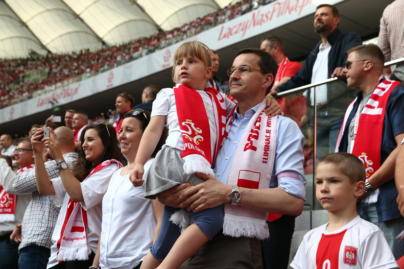 BogusQR's tweet photo. @PopieramyPMM  Mówi językiem Polaka, patrioty i państwowca. Potrafił poświęcić prywatne korzyści dla dobra wspólnego.
Mnóstwo Polaków pójdzie właśnie za nim, za @MorawieckiM https://t.co/bwIb9Gc7mt