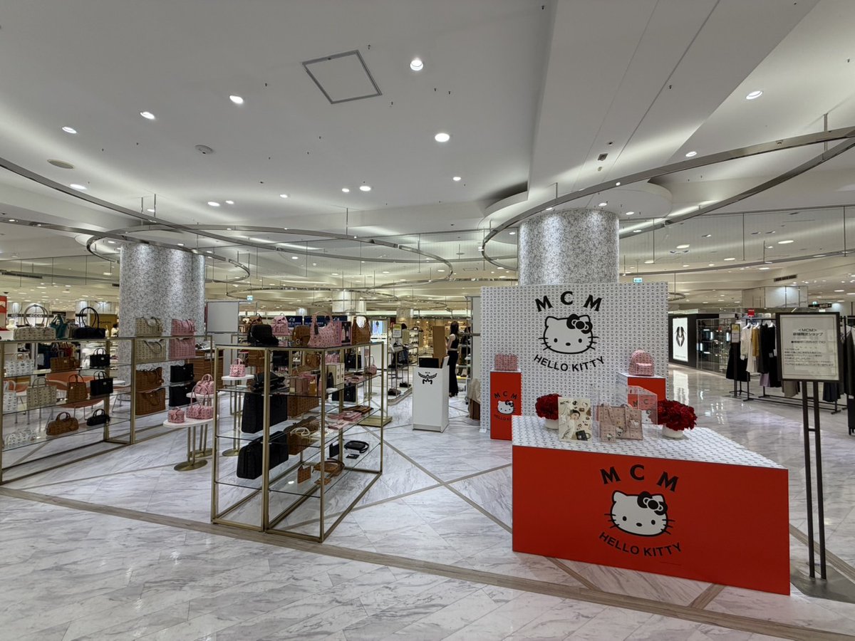 JAPAN_MCM's tweet photo. ジェイアール名古屋タカシマヤにて、7月22日（水）～8月4日（火）まで期間限定ポップアップストアをオープンしています！「MCM × HELLO KITTY」カプセルコレクション第2弾も取り扱っております。

MCM(エムシーエム期間限定ショップ
■7月22日(水)～8月4日(火)
■4階 ローズパティオ
お問い合わせ 052-566-8345

詳しくは以下ホームページをご確認ください。
https://t.co/XhImDz7NXm

#MCMJAPAN #ジェイアール名古屋タカシマヤ #ハローキティ #HELLOKITTY #コラボアイテム