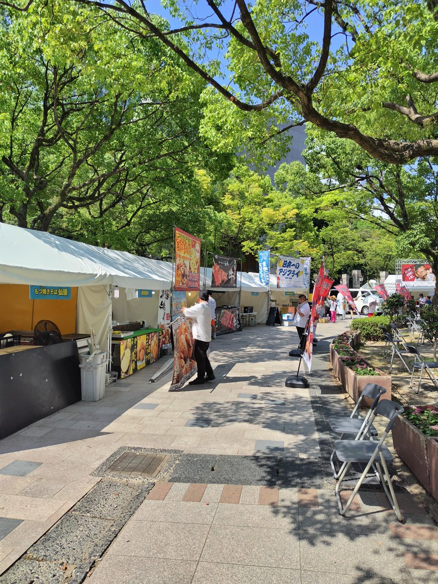 n01286's tweet photo. 取り敢えず今日の分ドリンク用2.4トンとブロック800kg納品完了🧊
例年だと3日間でドリンク用6トンくらい出るけど今年はどうかな🤤 https://t.co/h8fmoAAbZp