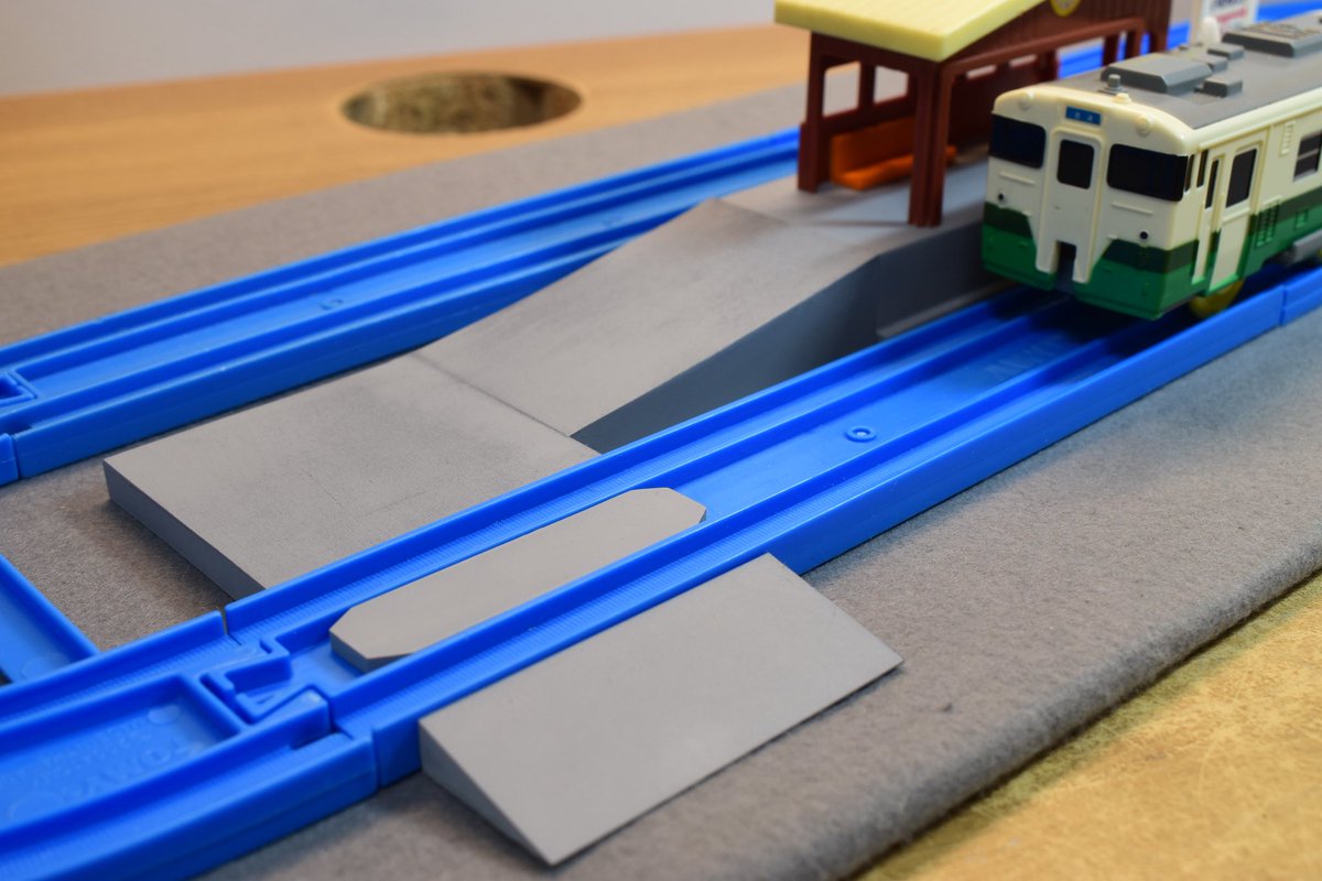 yokokarunis's tweet photo. 新作 短編成が似合う島式ローカル駅

いなかの駅シリーズ、2作品目になります。
今回は島式ホームを製作。

ホームからのスロープ、簡易踏切とホーム末端の作業員用階段が小さなこだわりポイントになります。

久々のプラレール改造は中々楽しかったです。良いリハビリになりました。 https://t.co/UMXRO2UOFp