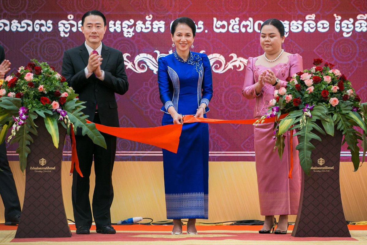 Dr_Hunmanet_PM's tweet photo. លោ���ជំទាវបណ្ឌិត ពេជ ចន្ទមុន្នី ហ៊ុនម៉ាណែត អញ្ជើញចូលរួមពិធីបើកពិព័រណ៍អាពាហ៍ពិពាហ៍ លើកទី៣ ឆ្នាំ២០២៦

រាជធានីភ្នំពេញ ព្រឹកថ្ងៃទី២៤ ខែកក្កដា ឆ្នាំ២០២៦

#ហ៊ុនម៉ាណែត #Hunmanet #កម្ពុជា #cambodia #សន្តិភាពនៅកម្ពុជា #Peaceincambodia