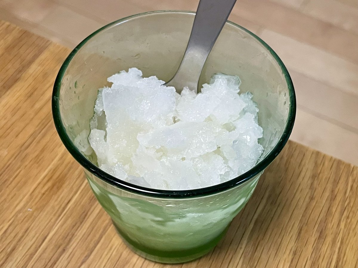 ymmfarm's tweet photo. 梅シロップをアレンジして、フランスの氷菓「梅のグラニテ」を作ってみました。

シャリシャリとした食感と梅の酸味がとても爽やかで、連日の暑気払いにピッタリ���一品です。

【作り方】
1. 梅シロップと水を「1:1」で混ぜて、冷凍庫で2時間以上凍らせる
2. フォークなどでザクザクと砕いたら完成 https://t.co/qqOLTXm4NL