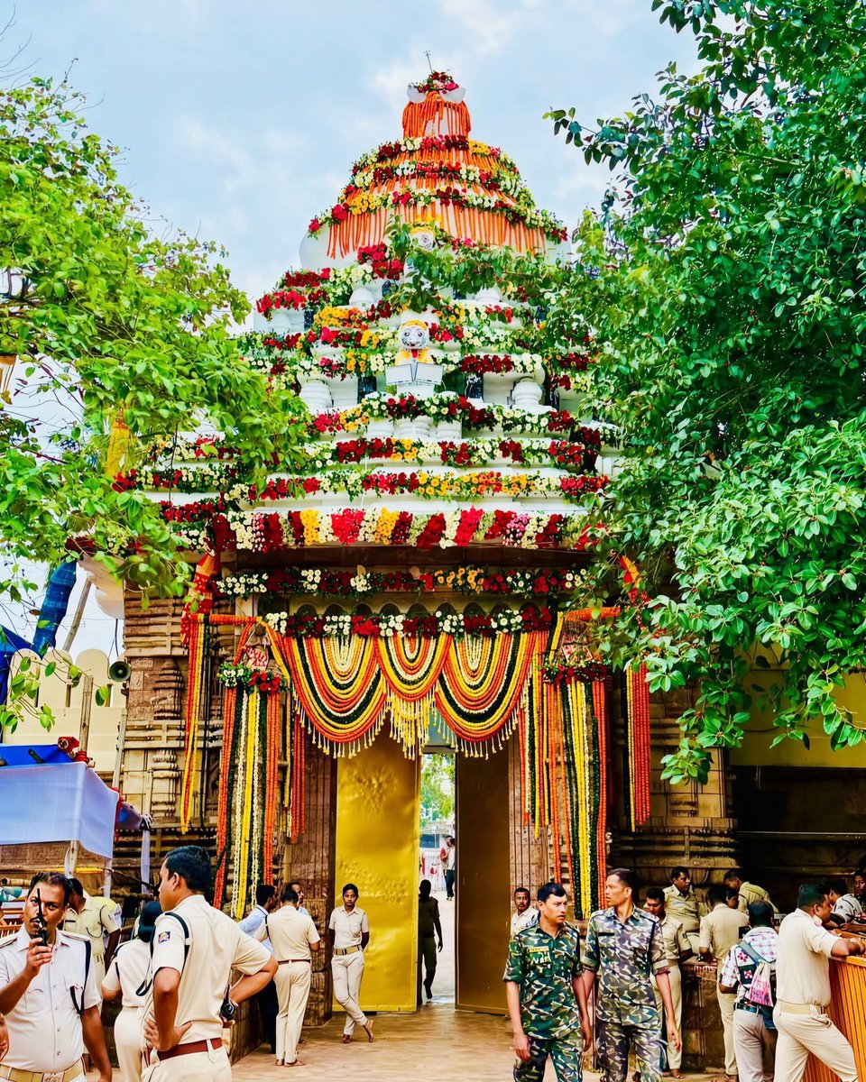 ManiMohantyBJP's tweet photo. ଜୟ ଜଗନ୍ନାଥ ମହା���୍ରଭୁ 🙏🚩
ଗୁଣ୍ଡିଚା ମନ୍ଦିର ଆଡ଼ପ ମଣ୍ଡପରେ ନବଦିନାତ୍ମକ ଦିବ୍ୟ ଲୀଳା ସମାପନ କରି, ନିଜ କର୍ମବେଦୀ ଶ୍ରୀମନ୍ଦିରକୁ ବାହୁଡ଼ିବା ପାଇଁ ସଜବାଜ ହେଉଛନ୍ତି ଜଗତର ନାଥ କାଳିଆ ସାଆନ୍ତ, ବଡ଼ଠାକୁର ଶ୍ରୀବଳଭଦ୍ର, ଦେବୀ ସୁଭଦ୍ରା ଓ ଚକ୍ରରାଜ ଶ୍ରୀସୁଦର୍ଶନ।
ଏହି ପବିତ୍ର ବାହୁଡ଼ା
#RathYatra
#Bahuda https://t.co/zeUAoKbOOs