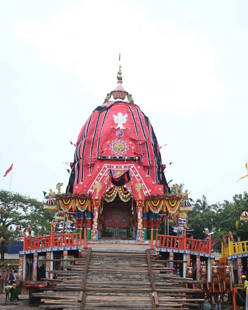 ManiMohantyBJP's tweet photo. ଜୟ ଜଗନ୍ନାଥ ମହା���୍ରଭୁ 🙏🚩
ଗୁଣ୍ଡିଚା ମନ୍ଦିର ଆଡ଼ପ ମଣ୍ଡପରେ ନବଦିନାତ୍ମକ ଦିବ୍ୟ ଲୀଳା ସମାପନ କରି, ନିଜ କର୍ମବେଦୀ ଶ୍ରୀମନ୍ଦିରକୁ ବାହୁଡ଼ିବା ପାଇଁ ସଜବାଜ ହେଉଛନ୍ତି ଜଗତର ନାଥ କାଳିଆ ସାଆନ୍ତ, ବଡ଼ଠାକୁର ଶ୍ରୀବଳଭଦ୍ର, ଦେବୀ ସୁଭଦ୍ରା ଓ ଚକ୍ରରାଜ ଶ୍ରୀସୁଦର୍ଶନ।
ଏହି ପବିତ୍ର ବାହୁଡ଼ା
#RathYatra
#Bahuda https://t.co/zeUAoKbOOs