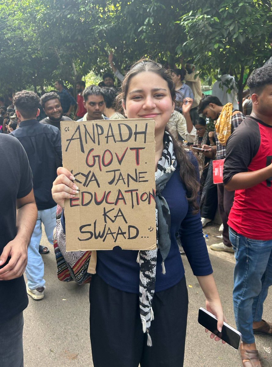 RebelliousPari8's tweet photo. स्त्रियों की जगह चूल्हे चौकी में बताने वालों को कितना खल रही होंगी ये महिलायें..!

Women's place is in the kitchen. ❌

Women's place is in the revolution. ✅ https://t.co/eSzR2UPR9K