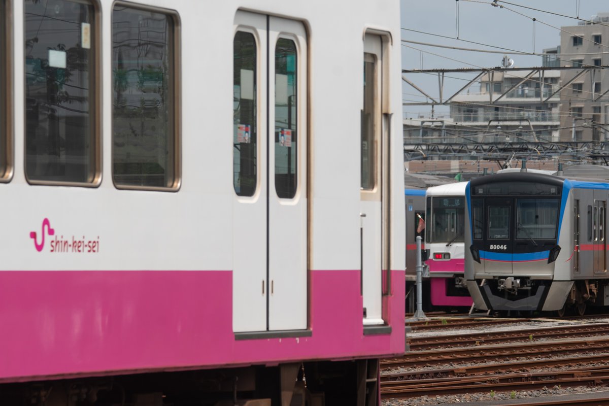 Kunugi_Climber's tweet photo. 8800形8815Fが車体広告をはがした上でくぬぎ山車両基地に留置されています。合併前にすべての車両から新京成のステップマークは消されておりましたので、京成カラーの車両たちとステップマークが同居するのは合併後初。通りすがりの親子も「新京成のマークだ！」と驚いていたのが印象的でした。 https://t.co/2qW8Vv310E