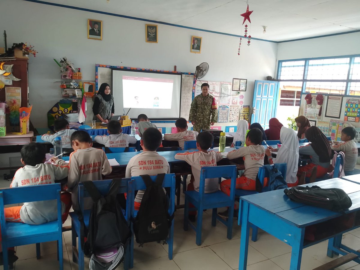 WajoKodim's tweet photo. Babinsa Koramil 1406-10/Pitumpanua berikan materi Wawasan Kebangsaan kepada siswa SDN 184 Batu
#tniad
#dispenad
#puspentni
#Kodam Hasanuddin
#Korem 141 Toddopuli https://t.co/OnbHZl0Qtd