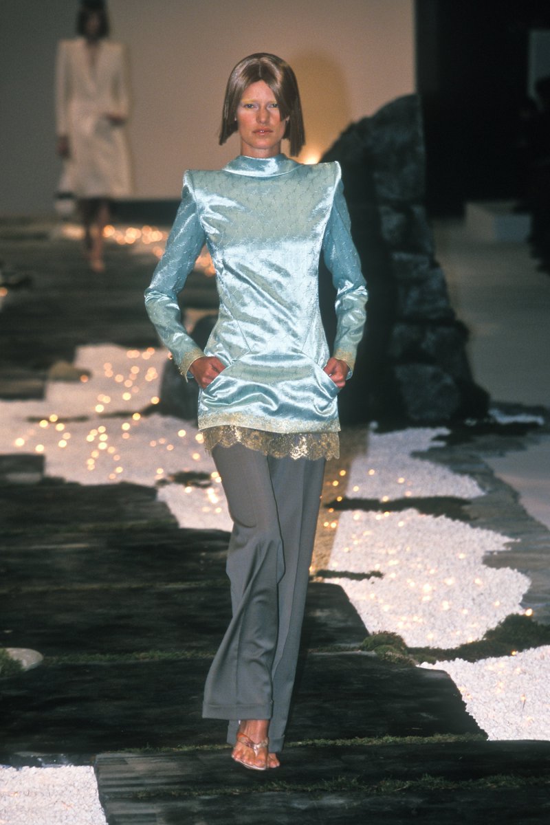 ryvnlovve's tweet photo. Givenchy Haute Couture S/S 1998 by Alexander McQueen https://t.co/MPzgdFvazH