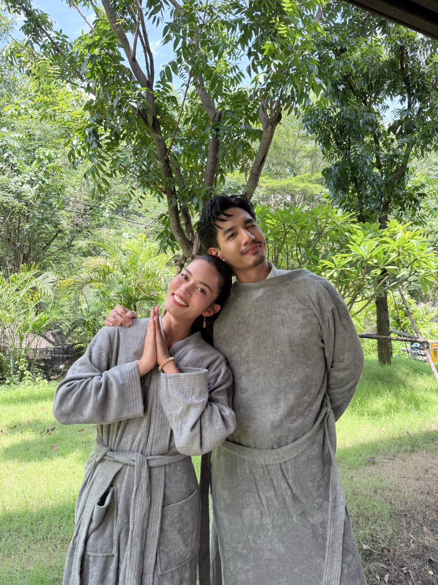 KhemjiraSeries's tweet photo. พริมา ภคพงศ์ ✅️ ป้าดดดคนเยอะมั่ก ๆ คึกคักครื้นเครงที่สู้ดดดดด 🥳

แล้วทำไม๊ทำไมทู้กคนถึงแต่งตัวดูดีสวยหล่อกันหมดเลยนะจ๊ะ ✨️ งานอะไรกันเน้อออ 🤭 พี่ลูกแอดสปอยแทบจะเฉลยแล้วจ้ะ ขอคนที่พร้อมเข้าห้องดำด้วยกัน 😅🚪⬛️ 

#เขมจิราตอนพิเศษถ่ายละเด้อ https://t.co/Y1ioGpvEIl