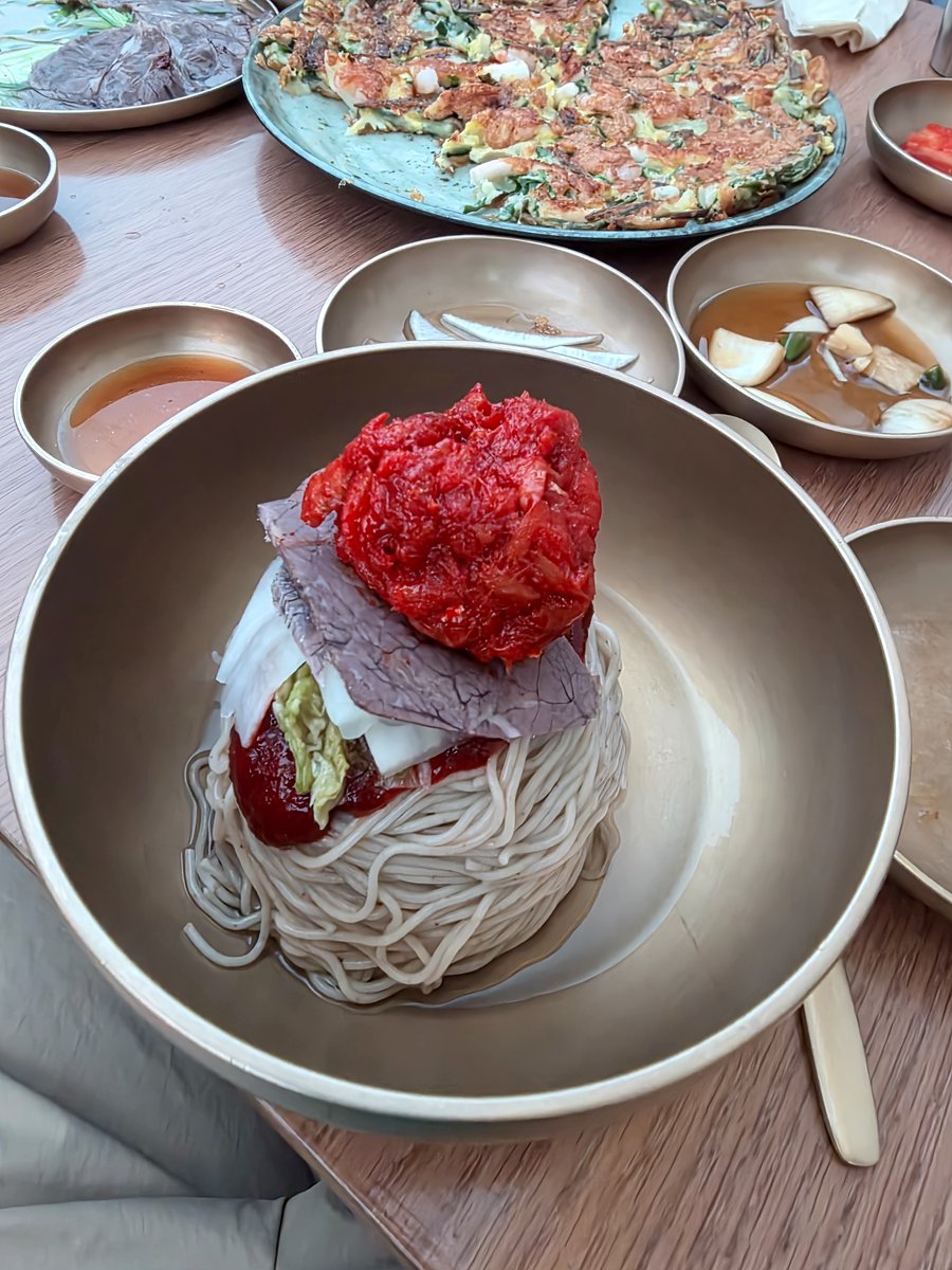 sharpps_drk's tweet photo. 韓国芸能人も通う話題の名店🍜✨

📍향동가
https://t.co/XWTXkYFtgO

壁一面に芸能人のサインが並ぶ、平壌冷麺の人気店🥺
併設の製粉工房で麺づくりにもこだわる、
本格派のお店です✨

今回は水ネンミョン・刺身ネンミョンに加え、
韓牛1++スユクやサムギョプサルスユク、海鮮チヂミも注文🤍

あっさりしながらも奥深いスープとコシのある麺が絶品◎
上品で落ち着いた空間なので、
ゆったりと食事を楽しめるのも魅力です🥺

#韓国旅行 #韓国グルメ #平壌冷麺 #江南グルメ #韓国ランチ #韓国整形 #脂肪吸引 #脂肪移植 #糸リフト #한국여행 #맛집추천