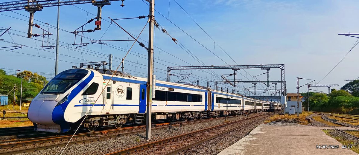GMSRailway's tweet photo. Rolling stock check in progress — Vande Bharat Express (Chennai Central–Mysuru) spotted at Jolarpettai Junction, keeping standards high on every run.🚆

#VandeBharatExpress #SouthernRailway #Jolarpettai  #IndianRailways https://t.co/1ybMrsAkdJ