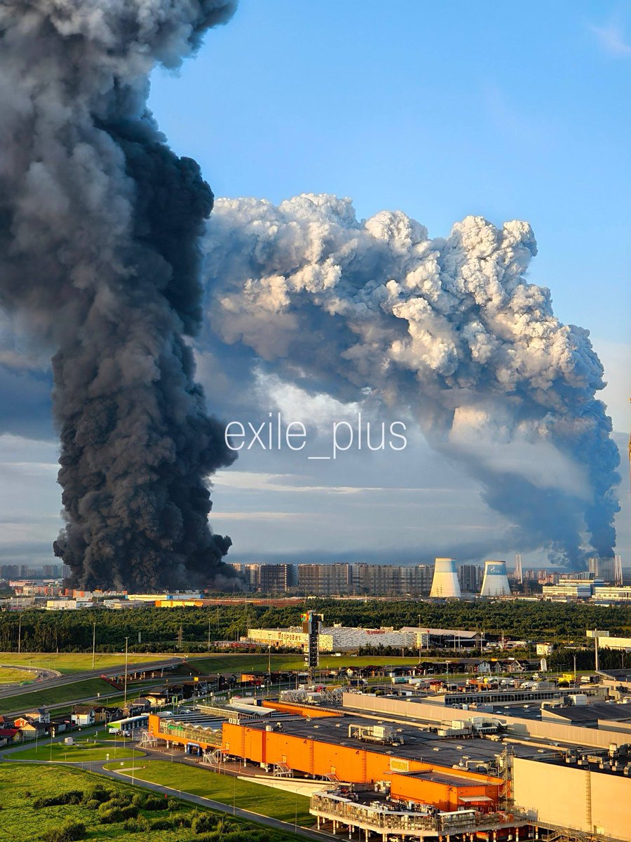 jurgen_nauditt's tweet photo. Following an overnight attack, Wildberries warehouses are burning at two locations in St. Petersburg.
Bunker Boy Putin is powerless against these attacks. https://t.co/k9yW9O2CF2