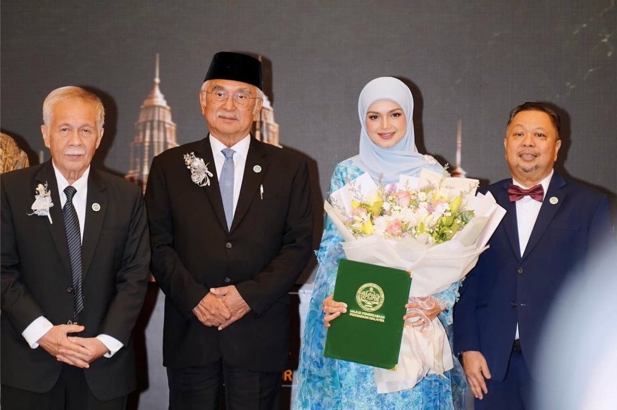 BAD_ARSILA's tweet photo. Biduanita Negara Siti Nurhaliza was honoured with 2 prestigious recognitions yesterday:

1. An Honorary Master of Creative Arts and Media (Honoris Causa) from Sunway University

2. The title of Fellow by the Malaysian Business Empowerment Council (MPPM)

#sitiawards #sitihistory https://t.co/sWsmEsDmlh