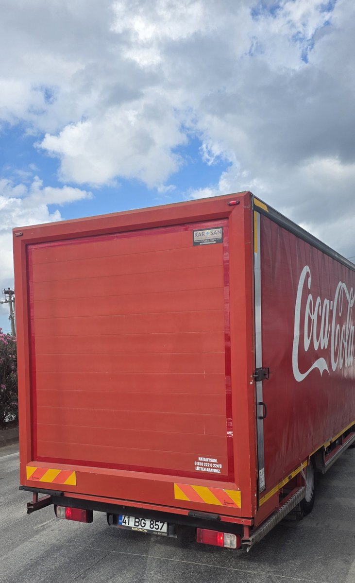 Efendim3's tweet photo. Hatalıysam ara! Hatanın ne olduğunu bilmiyor bile. Işıklı ve sesli uyarıya rağmen sol şeritten ayrılmayan @CocaCola_TR https://t.co/PxLB1yd0ST