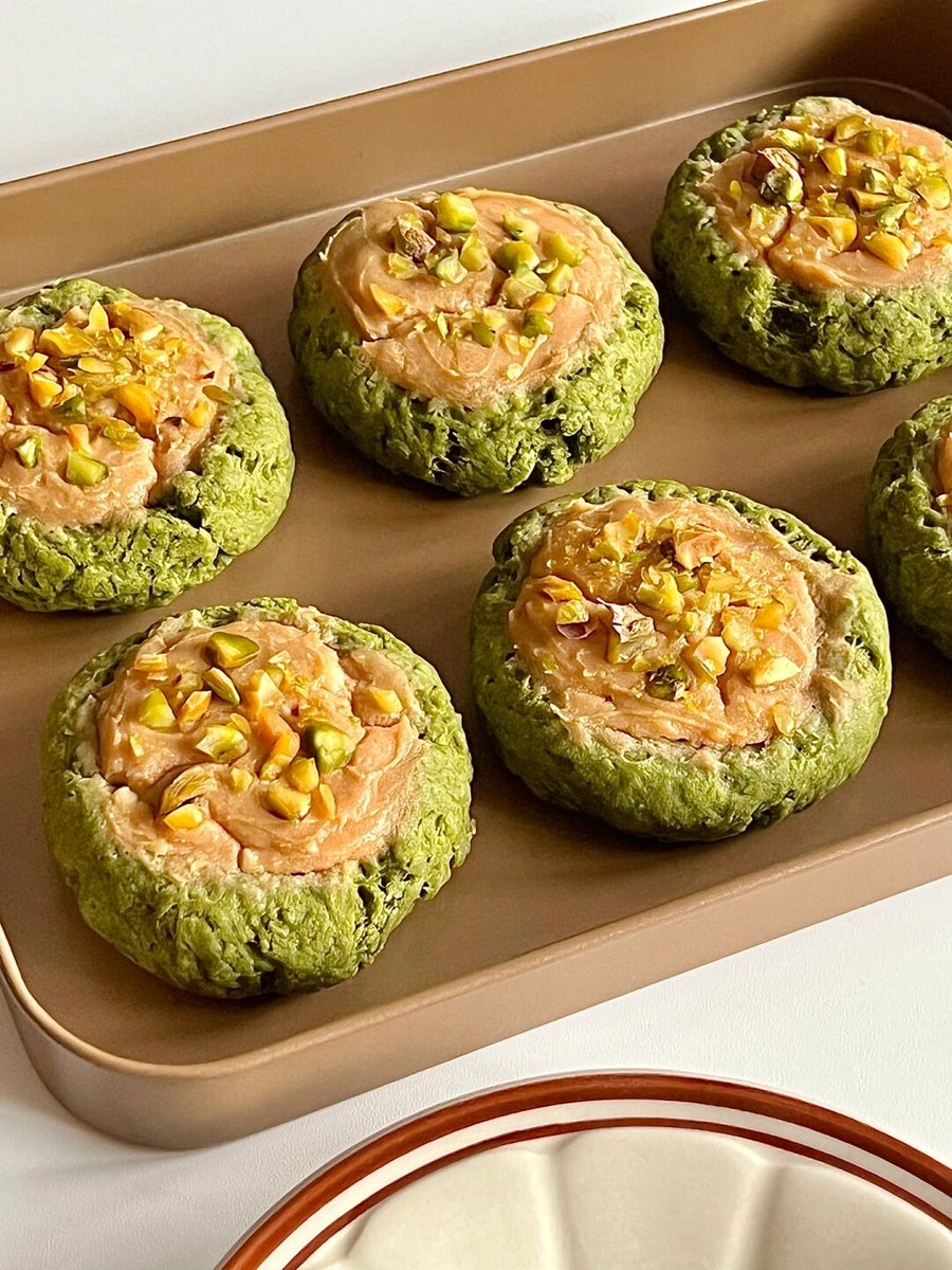 kkochgil14's tweet photo. Just pulled out my homemade matcha scone fresh from the oven—crispy edges, soft inside, paired with cold oat milk. Perfect 10-minute morning win!， https://t.co/GclazT92oc