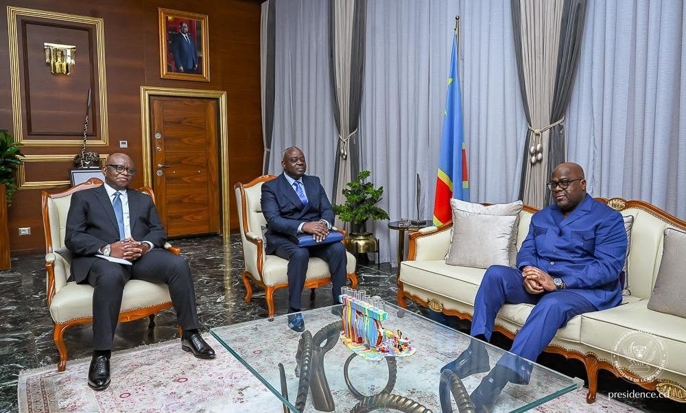 IgfRdc's tweet photo. Felix-Antoine Tshisekedi donne son quitus à la transformation digitale de l’IGF portée par Christophe Bitasimwa Bahii* 

La transformation de l’Inspection Générale des Finances (IGF) prend une nouvelle dimension. Le Président de la République, Félix-Antoine Tshisekedi Tshilombo, a donné son quitus à la nouvelle vision stratégique portée par le chef de service de l’IGF, Christophe Bitasimwa Bahii, axée notamment sur la digitalisation du contrôle des finances publiques.

Reçu à la Cité de l’Union africaine, Christophe Bitasimwa Bahii, accompagné de son adjoint Emmanuel Tshibingu, a présenté au Chef de l’État les grandes orientations du Plan Stratégique Triennal 2026-2028 de l’institution. 

Cette feuille de route vise à repositionner l’IGF comme un acteur majeur de la modernisation de la gouvernance publique en République démocratique du Congo.

À l’issue de cette audience, l’Inspecteur Général des Finances - Chef de service a indiqué avoir obtenu l’accompagnement et le soutien total du Président de la République pour la mise en œuvre de cette nouvelle dynamique. 

Un appui qui conforte l’IGF dans son ambition d’opérer une mutation profonde de ses méthodes d’intervention.

 « Nous avons expliqué au Chef de l’État la nouvelle vision que nous voulons imprimer à l’IGF. Nous voulons l’ériger en un organe d’intelligence au service de la transformation de la gouvernance publique », a déclaré Christophe Bitasimwa Bahii.

Au cœur de cette réforme figure le passage d’un contrôle manuel et ponctuel à un contrôle digitalisé, intelligent et permanent appelé contrôle Systémique.

L’objectif est de permettre une surveillance globale des flux financiers, grâce à l’utilisation des technologies numériques, des données et des outils modernes d’analyse.

Cette nouvelle orientation traduit la volonté de l’IGF de dépasser le cadre classique des missions de vérification pour devenir une institution capable d’anticiper les risques, d’identifier les irrégularités et d’accompagner plus efficacement les efforts de l’État dans l’amélioration de la gestion publique.

Le soutien exprimé par Félix-Antoine Tshisekedi Tshilombo constitue un signal fort en faveur de cette réforme stratégique.