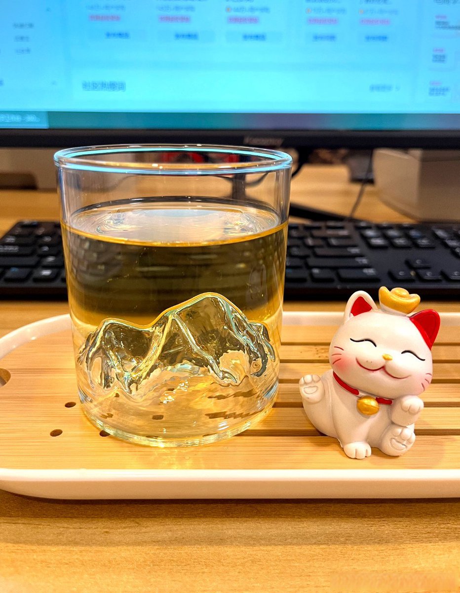 kapez9's tweet photo. When work screens freeze but my mood’s on a beach time, 5 more mins of eye rest before the next tab blasts https://t.co/VFIMbTq4NK