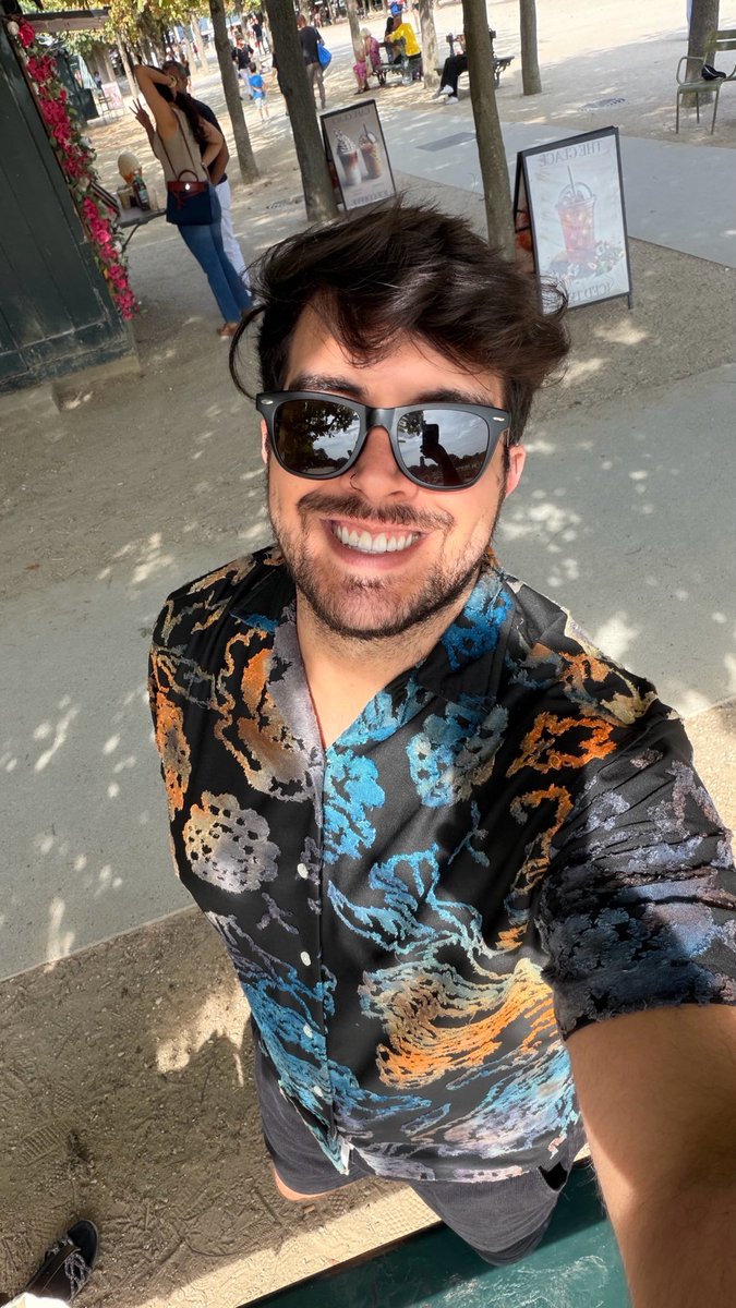 CesariniFillipe's tweet photo. Postando só porque a luz de Paris me deixa reluzente e eu amo ❤️ https://t.co/3oy4FFYTsc