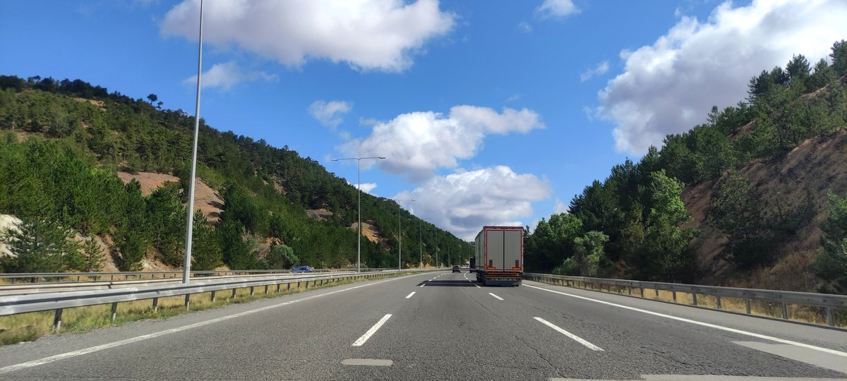 Efsannnnnn's tweet photo. yollar ve yeşil 🌲 https://t.co/6faOjh4IYO
