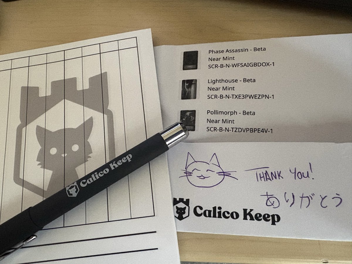 P5Uy5's tweet photo. Sorceryの国内通販が枯れたっぽいので、海外ショップの紹介（という名のメモ）

Calico Keepさん
https://t.co/9nc1hsBmxT

発送早い上にメモが可愛い。
オリジナルサプライまでおまけでつけてくれて感無量（前回はオリジナルスリーブ50枚が入ってた） https://t.co/lVZUtEY13S