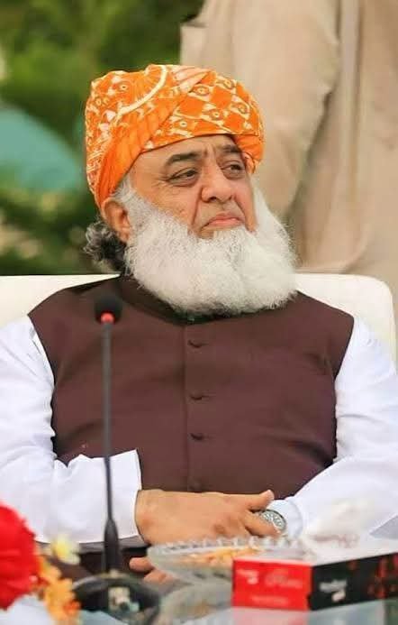 ys4c3fmujerr's tweet photo. دو چار لوگوں کو بٹھا کر تنقید کرنے والے سمجھتے ہیں وہی ملک بچا رہے ہیں! مگر ساحل پر بیٹھ کر لہروں پر باتیں بنانا آسان ہے، طوفان میں قوم کی کشتی سنبھالنا صرف ایک بصیرت مند قائد کا کام ہے۔
#مولانا_کا_کڑوا_سچ
#کردارکا_بادشاہ_مولانا
#بزنس_نہیں_دفاع https://t.co/1gQE2jqFLR