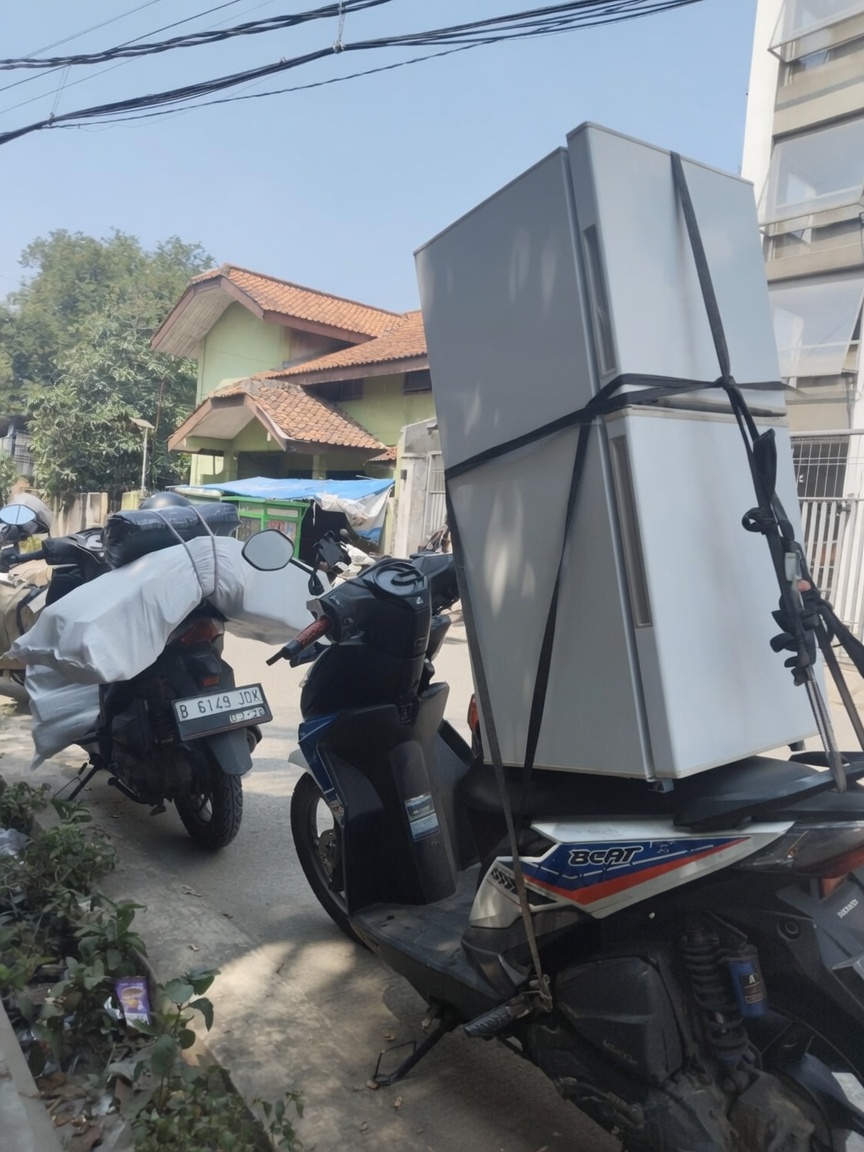Misi_Paket1's tweet photo. Panas bre untung ada yg beli kulkas jadi dingin https://t.co/X4MDOiaNz8