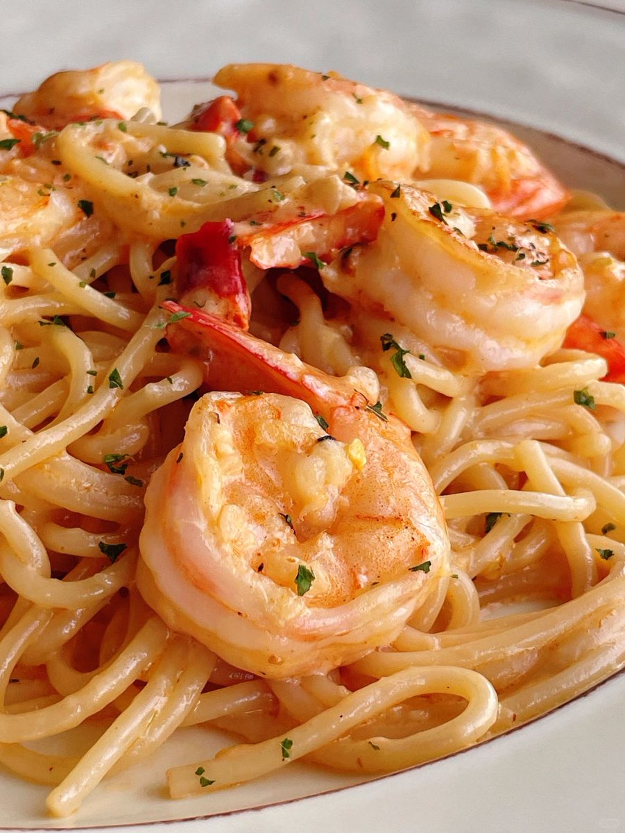 4cxlQRjC8JCNOQw's tweet photo. Just found the most addictive garlic butter seafood pasta in town at that tiny corner bistro! Chewy pasta, plump shrimp, and that fragrant sauce had me coming back for seconds. 10/10 would recommend to all food lovers! https://t.co/HSAatThbrr
