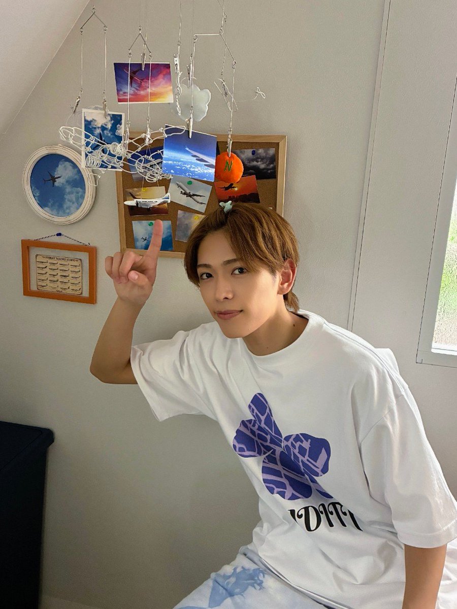 oshidoraEX's tweet photo. ☁#夏色の雲が恋と嵐をまきおこす⚡️

╍╍╍ ⛈️ ╍╍╍
 夏雲嵐off shot
╍╍╍ 🌻 ╍╍╍

大好評のポンパ姿の深田さんオフショットをお届け✨❇️
飛行機がいっぱい飾られている夏輝部屋でいただきました📸

ポンパ姿の2話の夏輝を
ぜひ何度でもおかわりしてくださいね🫧

#夏雲嵐
#深田竜生
#ACEes https://t.co/nMk593pjOR