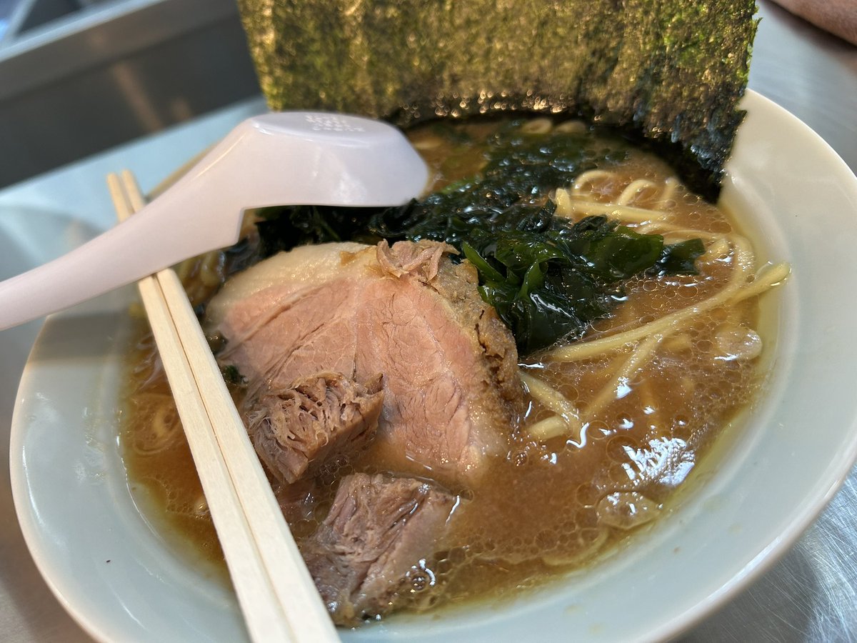 currygent_nft's tweet photo. 吉田家＠大島

森下で15年やっているラーメン屋が大島に。

タレ薄め
アブラ少なめ
麺は固め（噛むため）
卓上調味料は使わない
スープはレンゲ2杯程度
海苔はスープにひたさない

チャーシューうまかったな https://t.co/G8PHZl2dls