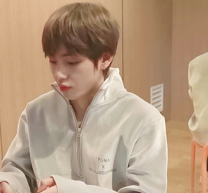 tetexiee's tweet photo. « #kookvau 𝗧𝗮𝗲𝗵𝘆𝘂𝗻𝗴 está casado con 𝗝𝘂𝗻𝗴𝗸𝗼𝗼𝗸, el idol del momento, pero nadie lo sabe. Mientras tanto, en su cuenta fan de Twitter, pelea con cualquiera que no acepte que 𝗝𝘂𝗻𝗴𝗸𝗼𝗼𝗸 es un top sumiso. » https://t.co/XFVCwQvWM3