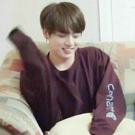 tetexiee's tweet photo. « #kookvau 𝗧𝗮𝗲𝗵𝘆𝘂𝗻𝗴 está casado con 𝗝𝘂𝗻𝗴𝗸𝗼𝗼𝗸, el idol del momento, pero nadie lo sabe. Mientras tanto, en su cuenta fan de Twitter, pelea con cualquiera que no acepte que 𝗝𝘂𝗻𝗴𝗸𝗼𝗼𝗸 es un top sumiso. » https://t.co/XFVCwQvWM3