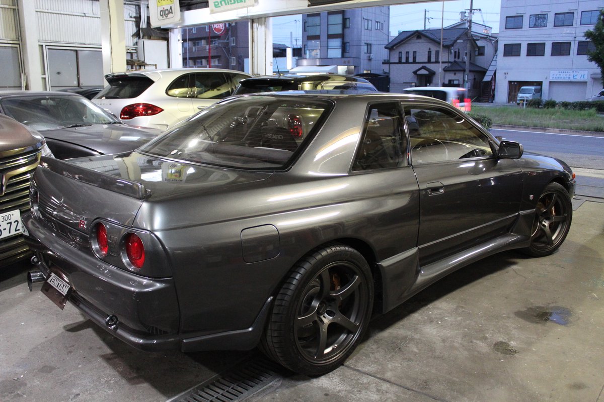 zenitaniGTR's tweet photo. ≪32GT-R外装リニューアル≫
H元年式スカイラインGT-R
BNR34純正ウイングから、
『純正ミニトランクスポイラー』へ変更いたしました♪

支払総額変わらず【￥792万(税込)】でご提供です♪
お問合せ
℡072-247-0017　担当：ウラベ https://t.co/hv6NrBcqqb