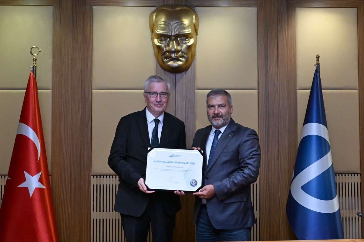 Adiguzel_Yusuf's tweet photo. ANADOLU ÜNİVERSİTESİ
YÖKAK’TAN AKREDİTASYON ALDI
#AnadoluÜniversitesi kalite odaklı eğitim politikasını taçlandırdı. Anadolu Üniversitesi’ni tercih edecek adaylar, kalite rozetimizi ÖSYM Tercih Kılavuzunda görebilirler.
Yükseköğretim Kalite Kurulu (#YÖKAK) Başkanı Prof. Dr. Ümit Kocabıçak’a belgeyi bizzat Üniversitemize gelerek teslim ettiği için ve yolculuğumuzu kolaylaştıran tüm Kalite Komisyonu üyelerimize üstün gayretlerinden dolayı teşekkür ediyorum.