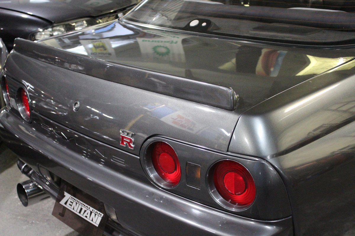 zenitaniGTR's tweet photo. ≪32GT-R外装リニューアル≫
H元年式スカイラインGT-R
BNR34純正ウイングから、
『純正ミニトランクスポイラー』へ変更いたしました♪

支払総額変わらず【￥792万(税込)】でご提供です♪
お問合せ
℡072-247-0017　担当：ウラベ https://t.co/hv6NrBcqqb
