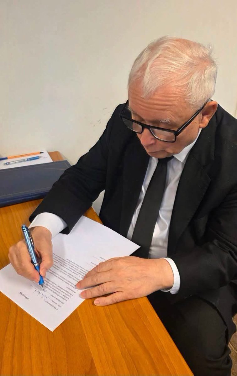 bielawska_s's tweet photo. Jarosław Kaczyński podpisujący lojalkę dla Jarosława Kaczyńskiego, aby zadowolić ego Jarosława Kaczyńskiego 👇 czego nie rozumiecie?
Chyba mam za mało popcornu, aby doczekać do 12.00 🤣 miłego dnia
#polityka #PJK https://t.co/VThsRYjRTp