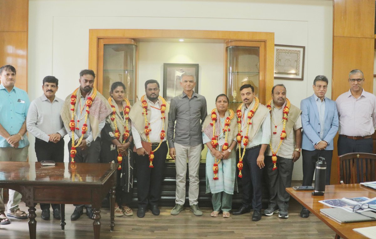 GBA_office's tweet photo. ಶಿವಾಜಿನಗರದಲ್ಲಿ ಇತ್ತೀಚೆಗೆ ಬೀದಿಬದಿ ವ್ಯಾಪಾರಿಗಳ ಒತ್ತುವರಿ ತೆರವು ಕಾರ್ಯಾಚರಣೆ ವೇಳೆ ಕಿಡಿಗೇಡಿಗಳಿಂದ ಹಲ್ಲೆಗೊಳಗಾದರೂ ಕರ್ತವ್ಯನಿಷ್ಠೆಯಿಂದ ತಮ್ಮ ಜವಾಬ್ದಾರಿಯನ್ನು ನಿರ್ವಹಿಸಿದ ಅಧಿಕಾರಿಗಳನ್ನು ಮಾನ್ಯ ಗ್ರೇಟರ್ ಬೆಂಗಳೂರು ಅಭಿವೃದ್ಧಿ ಸಚಿವರಾದ ಶ್ರೀ ಕೃಷ್ಣ ಬೈರೇಗೌಡ ಅವರು ತಮ್ಮ ಕಚೇರಿಯಲ್ಲಿ ಆಹ್ವಾನಿಸಿ ಸನ್ಮಾನಿಸಿದರು.

ಕರ್ತವ್ಯನಿಷ್ಠೆ, ಧೈರ್ಯ ಮತ್ತು ಸಾರ್ವಜನಿಕ ಹಿತಾಸಕ್ತಿಗೆ ಬದ್ಧತೆಯಿಂದ ಸೇವೆ ಸಲ್ಲಿಸಿದ ಅಧಿಕಾರಿಗಳ ಕಾರ್ಯವನ್ನು ಸಚಿವರು ಶ್ಲಾಘಿಸಿ, ನಗರದ ಸುಗಮ ಸಂಚಾರ ಹಾಗೂ ಸಾರ್ವಜನಿಕ ಹಿತದೃಷ್ಟಿಯಿಂದ ಇಂತಹ ಕಾರ್ಯಾಚರಣೆಗಳು ಮುಂದುವರಿಯಲಿವೆ ಎಂದು ತಿಳಿಸಿದರು.

#GreaterBengaluruAuthority #Shivajinagar #EncroachmentRemoval #PublicService #Bengaluru #KrishnaByreGowda