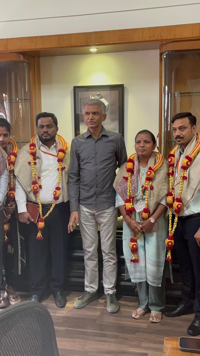 GBA_office's tweet photo. ಶಿವಾಜಿನಗರದಲ್ಲಿ ಇತ್ತೀಚೆಗೆ ಬೀದಿಬದಿ ವ್ಯಾಪಾರಿಗಳ ಒತ್ತುವರಿ ತೆರವು ಕಾರ್ಯಾಚರಣೆ ವೇಳೆ ಕಿಡಿಗೇಡಿಗಳಿಂದ ಹಲ್ಲೆಗೊಳಗಾದರೂ ಕರ್ತವ್ಯನಿಷ್ಠೆಯಿಂದ ತಮ್ಮ ಜವಾಬ್ದಾರಿಯನ್ನು ನಿರ್ವಹಿಸಿದ ಅಧಿಕಾರಿಗಳನ್ನು ಮಾನ್ಯ ಗ್ರೇಟರ್ ಬೆಂಗಳೂರು ಅಭಿವೃದ್ಧಿ ಸಚಿವರಾದ ಶ್ರೀ ಕೃಷ್ಣ ಬೈರೇಗೌಡ ಅವರು ತಮ್ಮ ಕಚೇರಿಯಲ್ಲಿ ಆಹ್ವಾನಿಸಿ ಸನ್ಮಾನಿಸಿದರು.

ಕರ್ತವ್ಯನಿಷ್ಠೆ, ಧೈರ್ಯ ಮತ್ತು ಸಾರ್ವಜನಿಕ ಹಿತಾಸಕ್ತಿಗೆ ಬದ್ಧತೆಯಿಂದ ಸೇವೆ ಸಲ್ಲಿಸಿದ ಅಧಿಕಾರಿಗಳ ಕಾರ್ಯವನ್ನು ಸಚಿವರು ಶ್ಲಾಘಿಸಿ, ನಗರದ ಸುಗಮ ಸಂಚಾರ ಹಾಗೂ ಸಾರ್ವಜನಿಕ ಹಿತದೃಷ್ಟಿಯಿಂದ ಇಂತಹ ಕಾರ್ಯಾಚರಣೆಗಳು ಮುಂದುವರಿಯಲಿವೆ ಎಂದು ತಿಳಿಸಿದರು.

#GreaterBengaluruAuthority #Shivajinagar #EncroachmentRemoval #PublicService #Bengaluru #KrishnaByreGowda