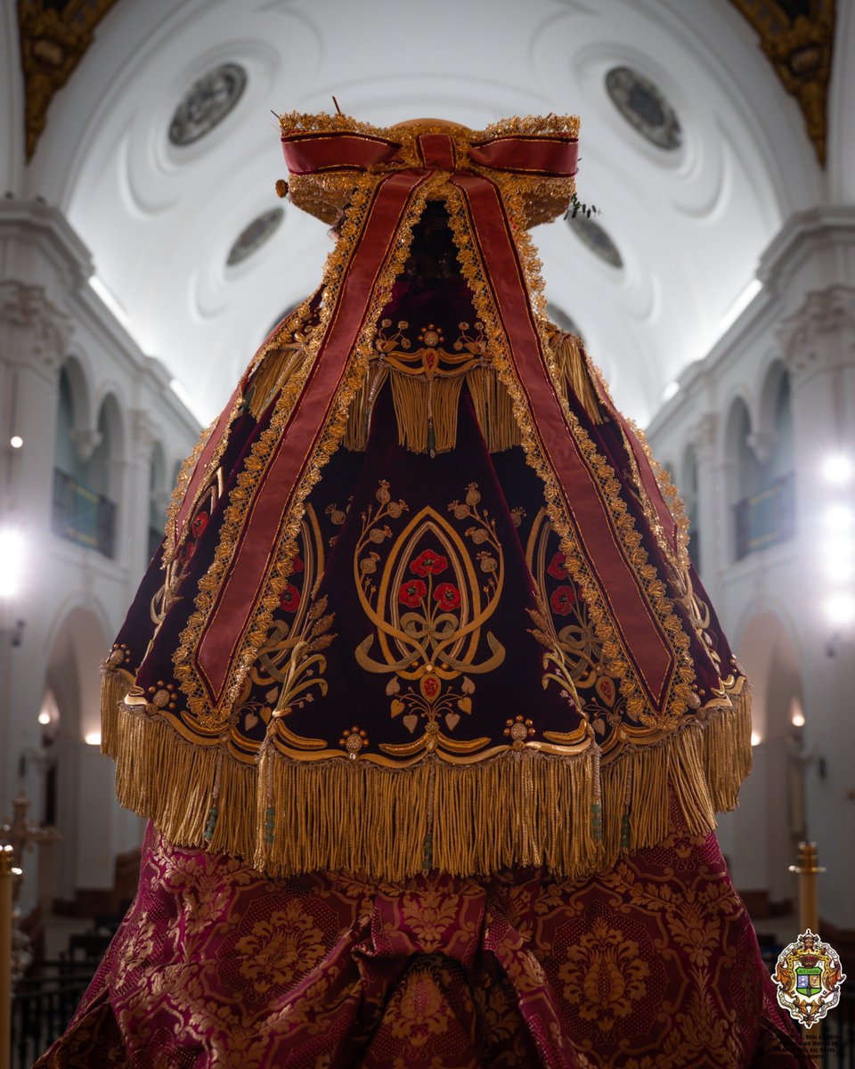hdadmatrizrocio's tweet photo. 🔴 La Virgen ya viste de Pastora

La Patrona de Almonte luce el nuevo conjunto para su próxima Venida al pueblo, con una saya confeccionada en espolín antiguo, una esclavina de terciopelo de seda bordada con hilos de oro y plata y un manto realizado en brocado artesanal español tejido a mano.

Su pamela ha sido realizada artesanalmente y decorada con amapolas, flores secas y puros, con un lazo enriquecido con perlas cultivadas. El Pastorcito estrena también un conjunto confeccionado en espolín del siglo XIX, con sombrero, botos, ramillete y cayado.

El conjunto ha sido concebido desde el Estudio de Diseño Mamé de la Vega y confeccionado íntegramente en Almonte. José María Carrasco Salas firma el diseño de los bordados, bajo la dirección artística de José Manuel Vega.

Gracias a todos los que, con su trabajo, cariño y generosidad, lo han hecho posible.

🔗 Conoce todos los detalles: https://t.co/sHhan8m6I0

#VenidaRocío26 #MatrizDeAlmonte