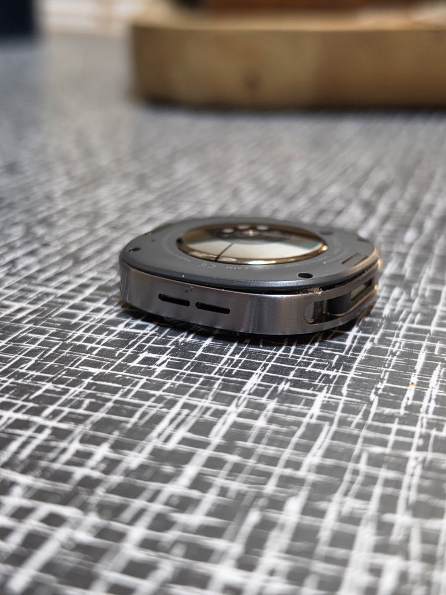 drngrs's tweet photo. @SamsungFR  Bonjour Samsung,  la batterie de ma galaxy watch 8 s'est subitement mise à gonfler et ouvert le capot arrière de ma montre,  j'ai contacté le sav et suis sans nouvelles depuis 5 jours. Pouvez-vous m'aider ? Ou dois-je attendre l'embrasement de la dite montre ? https://t.co/hfegnVd86G